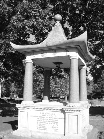 英國維多利亞公園懸掛大沽鐵鐘的中國式石亭