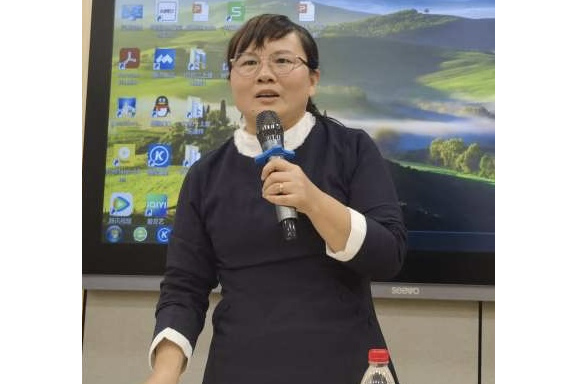 李真真(上海市建平中學西校化學教師) 李真真(上海市建平中學西校化學教師)