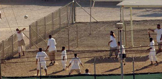 囚犯踢足球（美軍方提供）