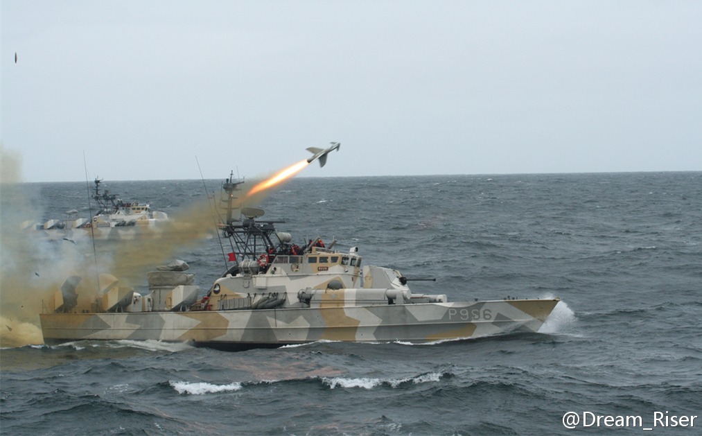挪威鷹級快速攻擊艇發射企鵝