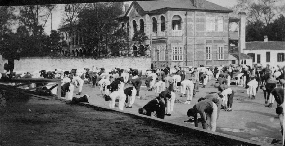 1917年聖約翰大學的學生在做早操