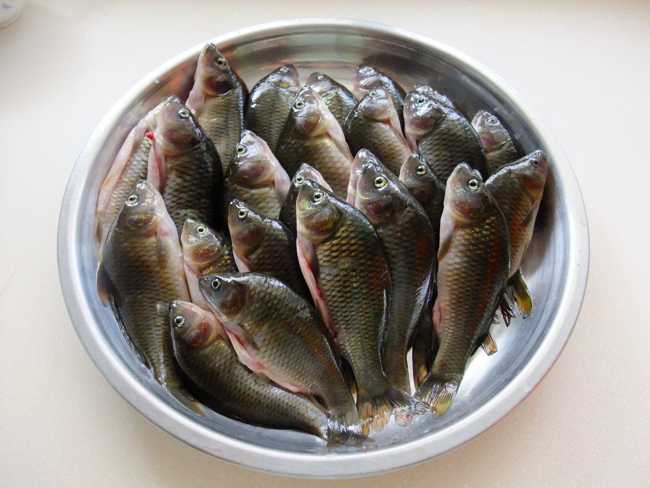 酸豆角燜禾花魚