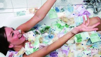 珍妮在社交網路上發的“在錢堆里沐浴”照片