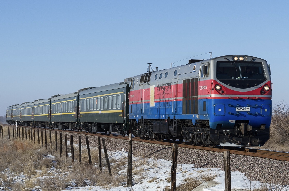 TE33A型0272號機車牽引中國鐵路擔當的103Ц次列車