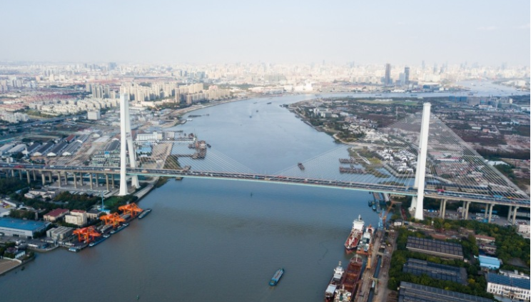 徐浦大橋呈正西至正東方向布置