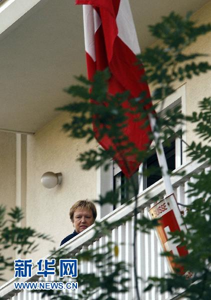 雅典的瑞士駐希臘使館，一名女子向下張望