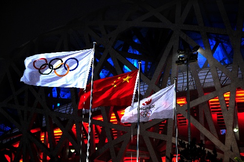 奧運會會旗在“鳥巢”旁迎風飄揚