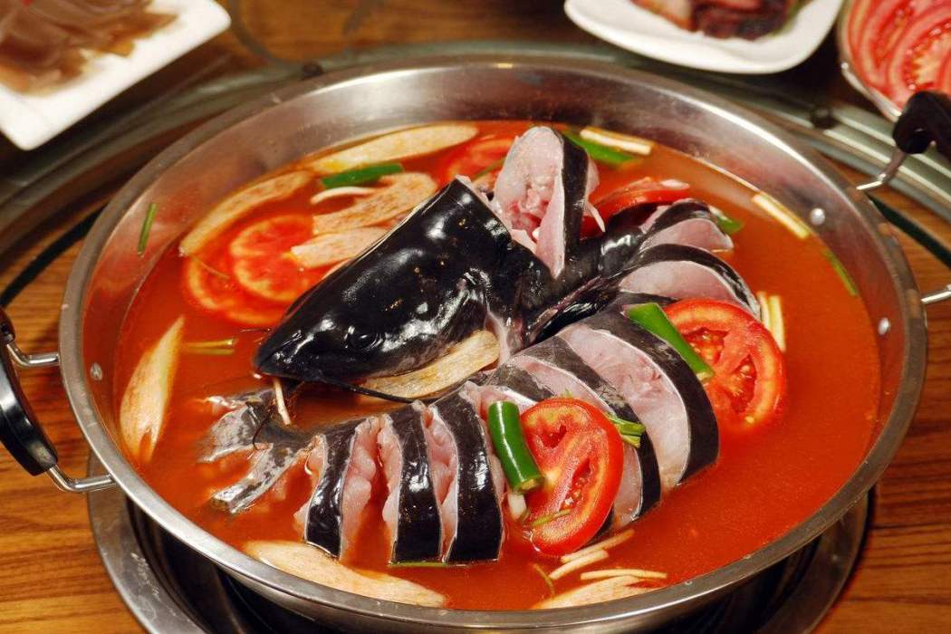 酸湯煮鯽魚 酸湯煮鯽魚