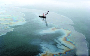 大連新港附近的海面上大面積的油污清晰可見