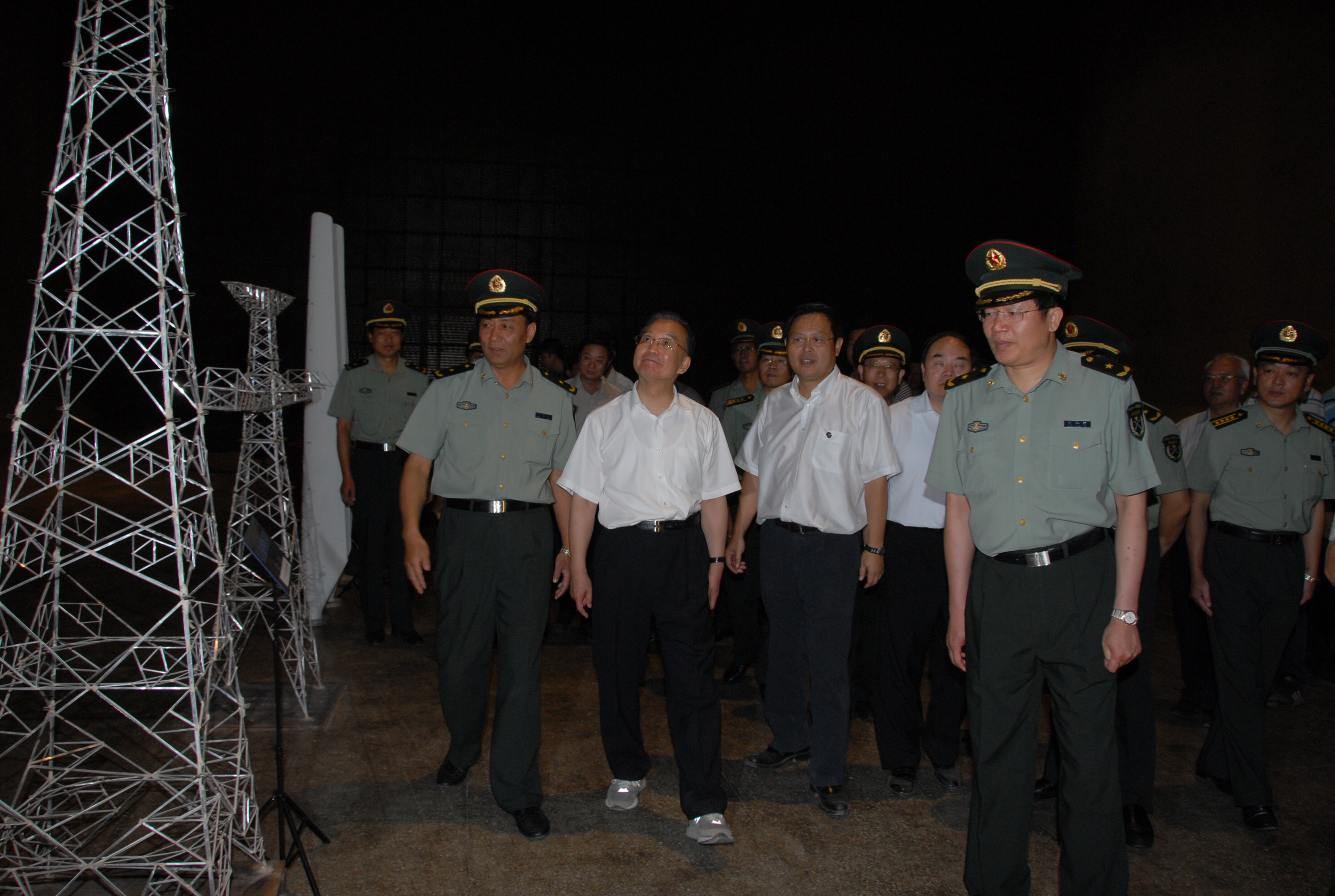 時任國務院總理溫家寶參觀輸電塔模型