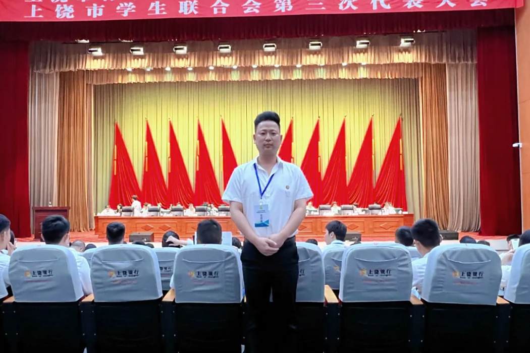 彭俊(萬年縣政協委員、萬年縣華傑學校團委書記) 彭俊(萬年縣政協委員、萬年縣華傑學校團委書記)