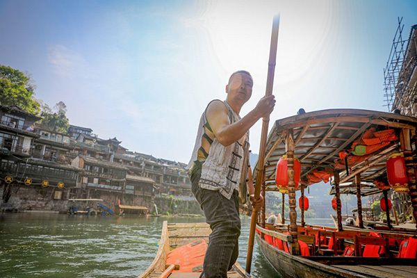 張老六(鳳凰古城景區船工) 張老六(鳳凰古城景區船工)
