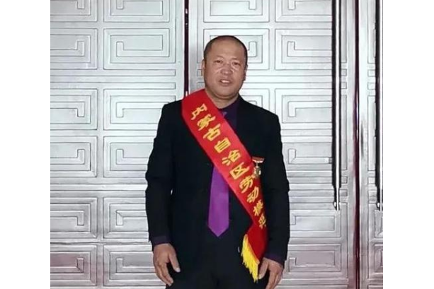 白滿倉(呼和浩特市永安機械製造公司加工車間車工) 白滿倉(呼和浩特市永安機械製造公司加工車間車工)