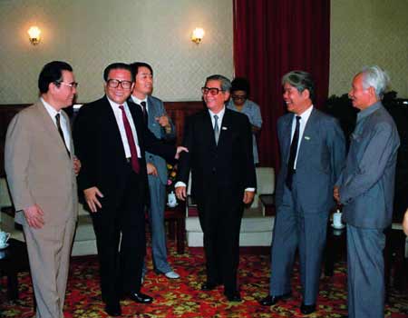 1990年，江澤民等在成都會見范文同（右1）