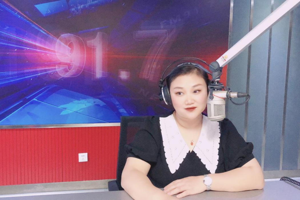 凌雲(南昌廣播電視台FM91.7綜合頻率《新聞直通車》主播) 凌雲(南昌廣播電視台FM91.7綜合頻率《新聞直通車》主播)