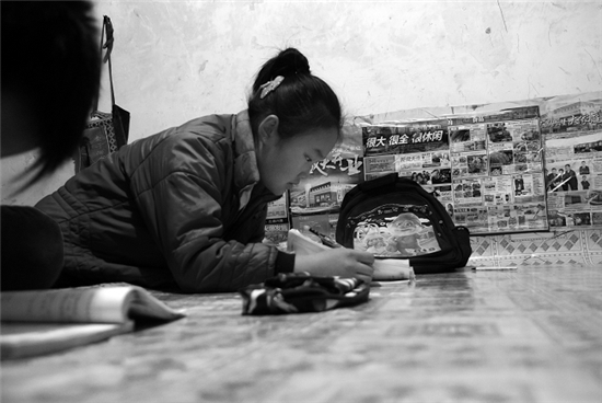 王寶營子國小的陳俊博在寫作業