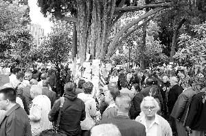 5日希臘民眾聚集在老人自殺地點進行悼念
