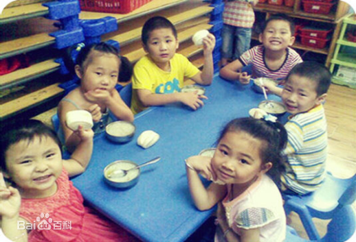 08年，王剛看到自己孩子和同學們吃饅頭