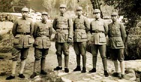 1938年張正坤和戰友在新四軍軍部