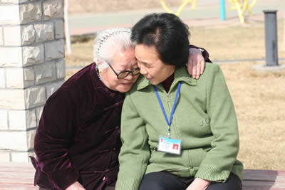 孫仙梅（右）與社區老人交談