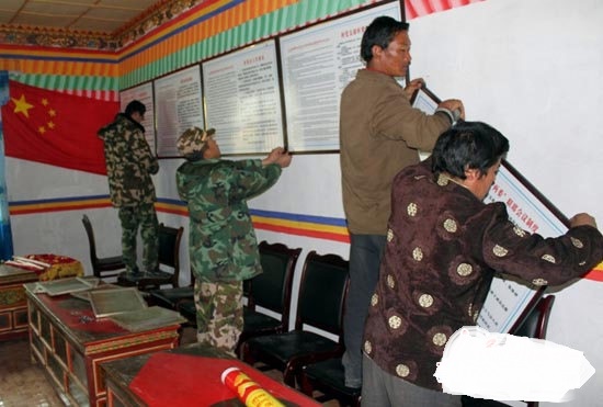 2012年1月仲那村在村委會議室懸掛藏漢雙語規章制度牌