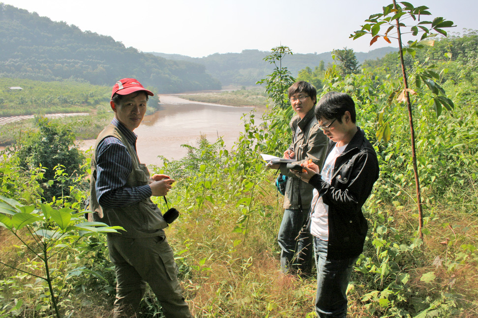 胡金明教授在瀾滄江下游進行科學考察