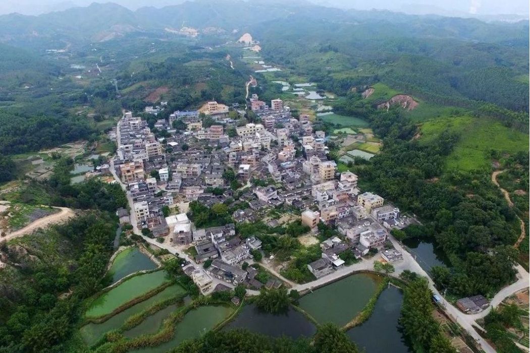 龍潭坡村(雲南宜良縣湯池街道下轄村) 龍潭坡村(雲南宜良縣湯池街道下轄村)