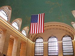 懸掛在大廳天花板的美國國旗