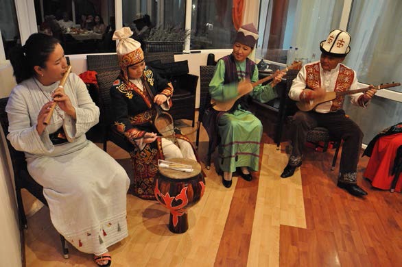吉爾吉斯族的民族服裝和民族樂器