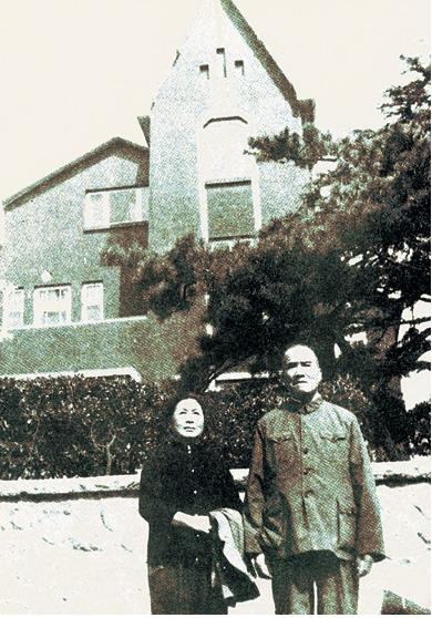 1981年夏，崔子明與夫人劉文芬在青島留影。