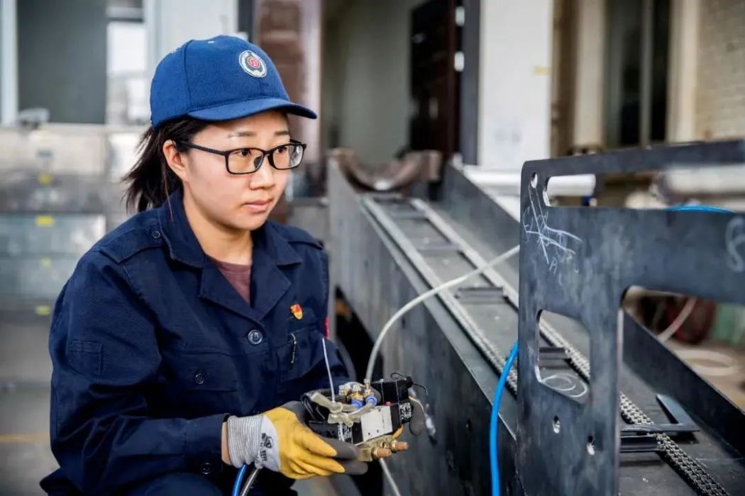 劉友琴(中國鐵路昆明局集團昆明北車輛段電焊工) 劉友琴(中國鐵路昆明局集團昆明北車輛段電焊工)