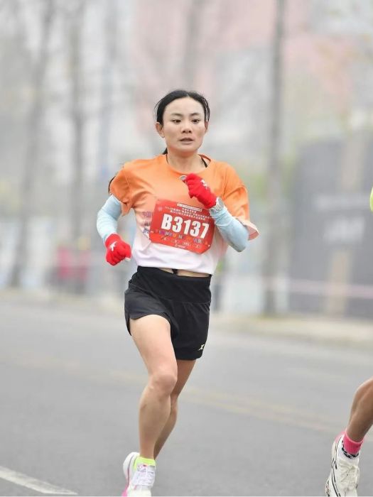 何金鳳(中國馬拉松運動員) 何金鳳(中國馬拉松運動員)