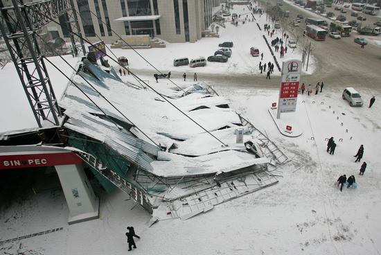 被雪壓垮的建築物