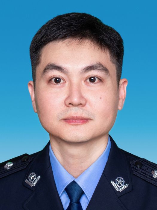 張學仁(福建省漳州市東山縣公安局黨委副書記、政委、四級高級警長) 張學仁(福建省漳州市東山縣公安局黨委副書記、政委、四級高級警長)