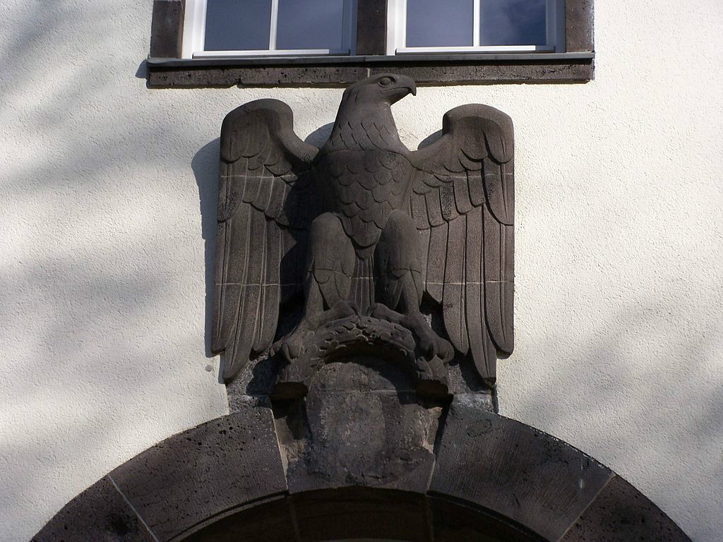 計算機系拱門上的雕像，納粹十字叉已被抹去