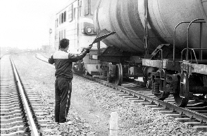 鐵路職工在鐵路線上工作