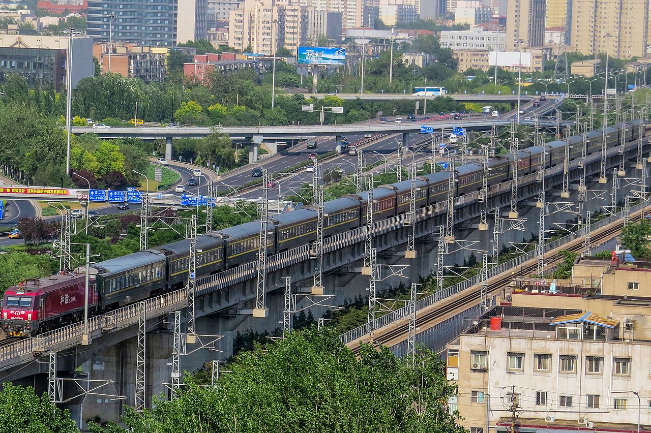 和諧3D型0064號機車牽引Z5次列車通過京廣鐵路青塔蔚園段