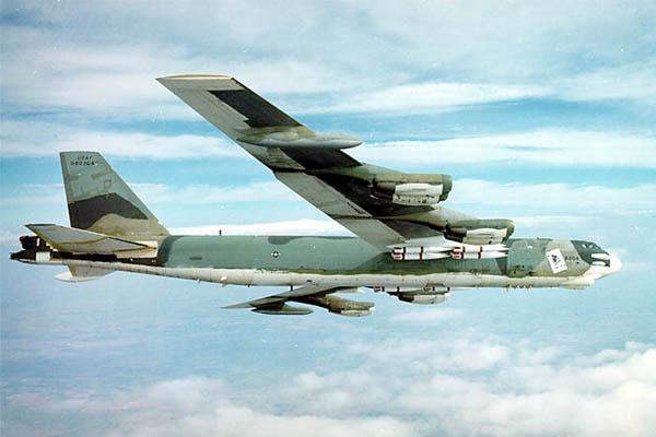 用於掛載高超音速飛行器的B-52轟炸機