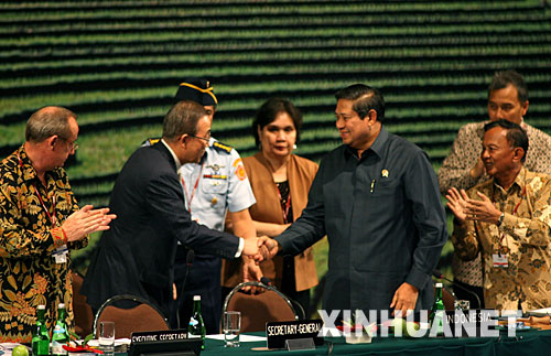 聯合國秘書長潘基文與印尼總統蘇西洛握手