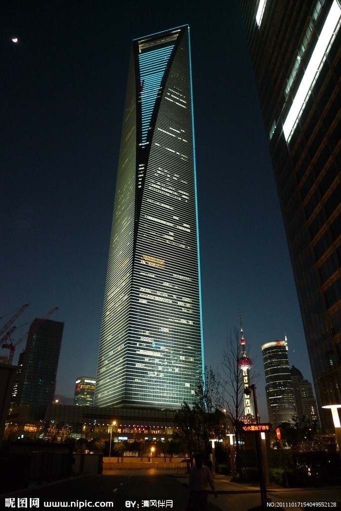 高高聳立的上海環球金融中心