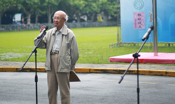 光華校友代表姚昆田在紀念光華大學成立90周年儀式上發言