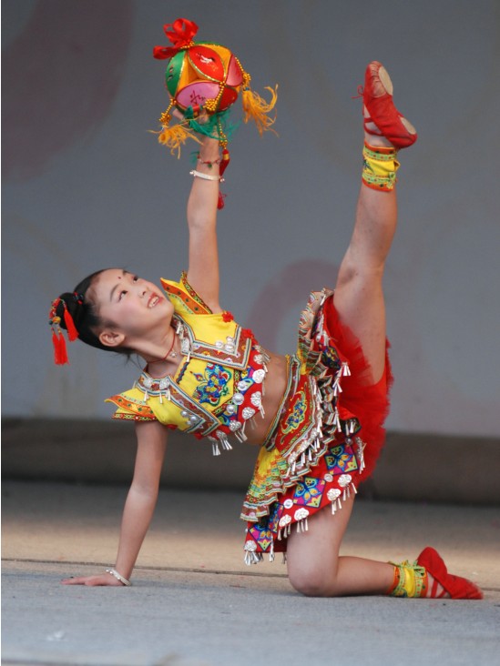 原創壯族舞蹈《繡球娃娃》