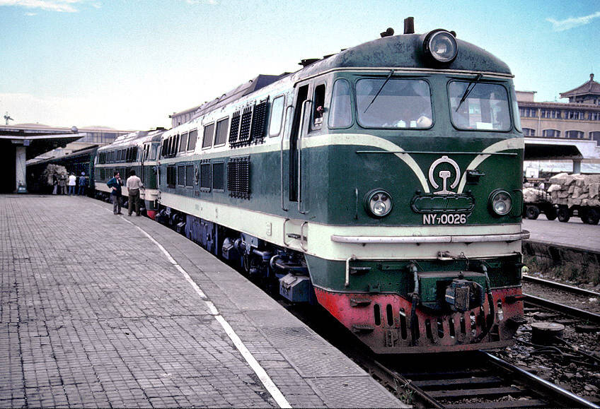 兩台NY7型機車牽引北京至大同的直快列車
