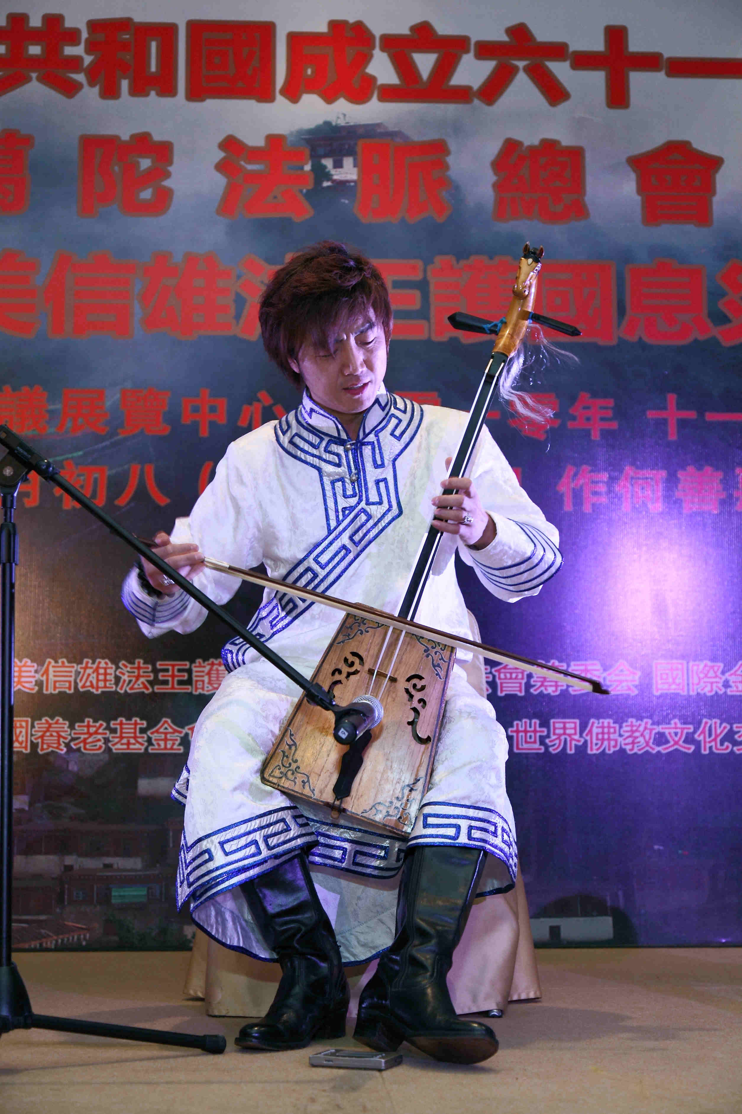賽音吉雅在大會上表演馬頭琴獨奏曲