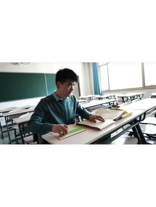 梁江波(清華大學首位全盲研究生畢業生) 梁江波(清華大學首位全盲研究生畢業生)