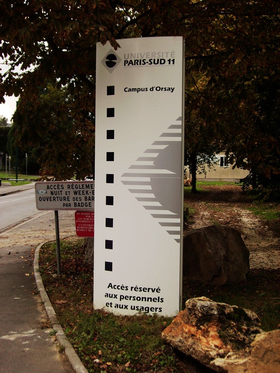巴黎第十一大學(UPS（巴黎第十一大學的簡稱）)