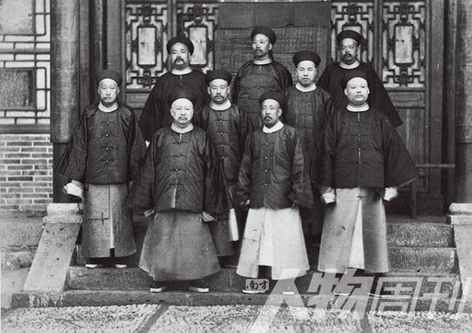 1886年5月20日，李鴻章麾下的洋務干將盛宣懷（前排左）等九人