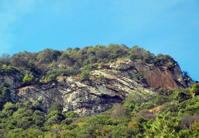 岩神山 岩神山