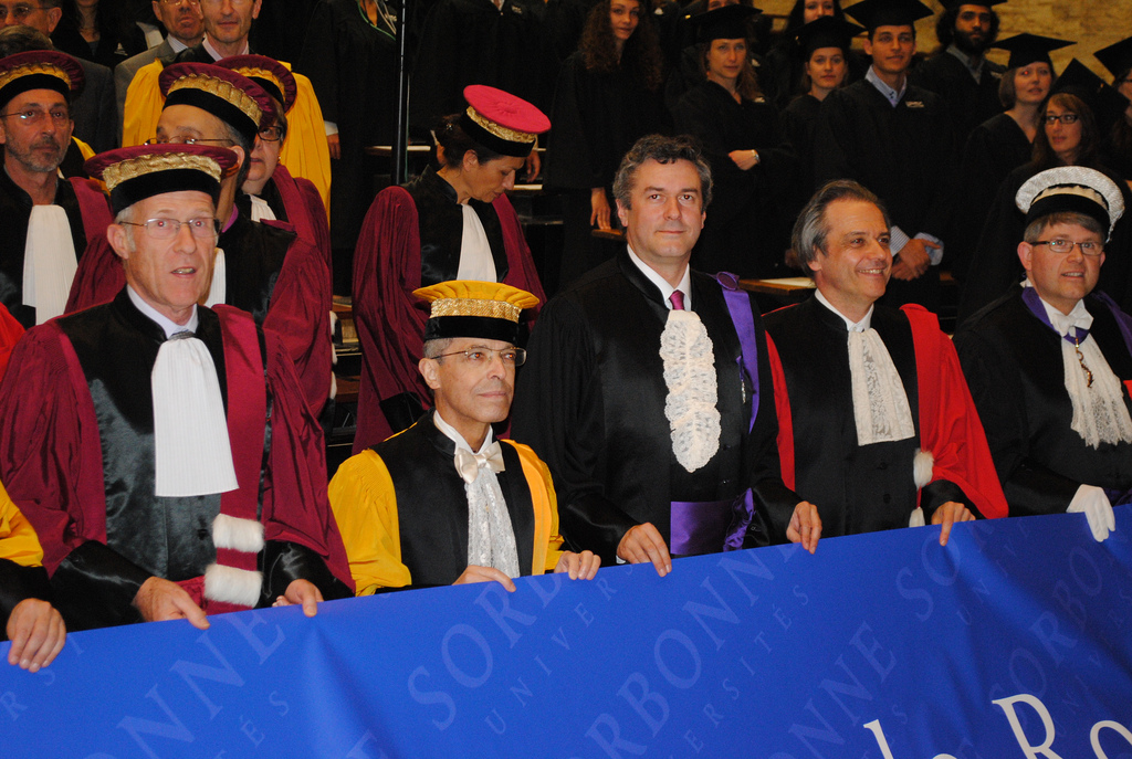 學位授予儀式上的教授們，黑鮮紅色為法學教授袍