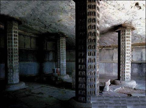 坤柔聖母廟中的石柱